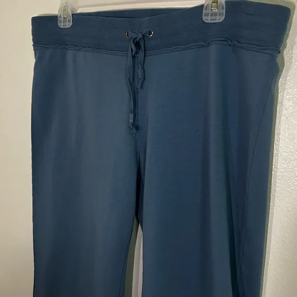 NWT BCBG Y2K max azria sequin detailed capri length sweatpants - Picture 4 of 6